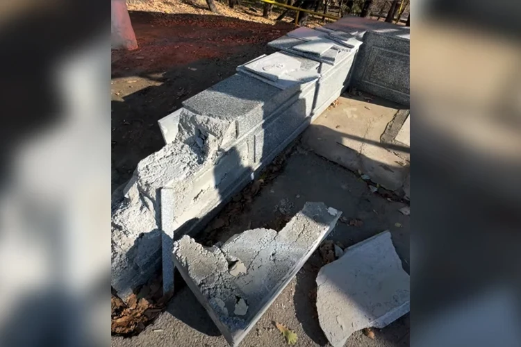 В городе Ош неизвестные повредили новые гранитные лестницы возле моста