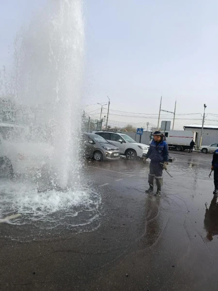 Фонтан на дороге — коммунальщики устранили прорыв в Бишкеке