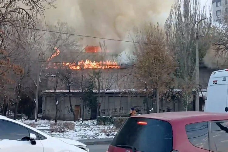 Здание бывшего кинотеатра «Чатыр-Куль» в Бишкеке тушат четыре пожарных расчета