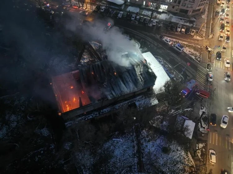 In Bishkek, part of the former cinema "Chatyr-Kul" burned down. Details from the Ministry of Emergency Situations.