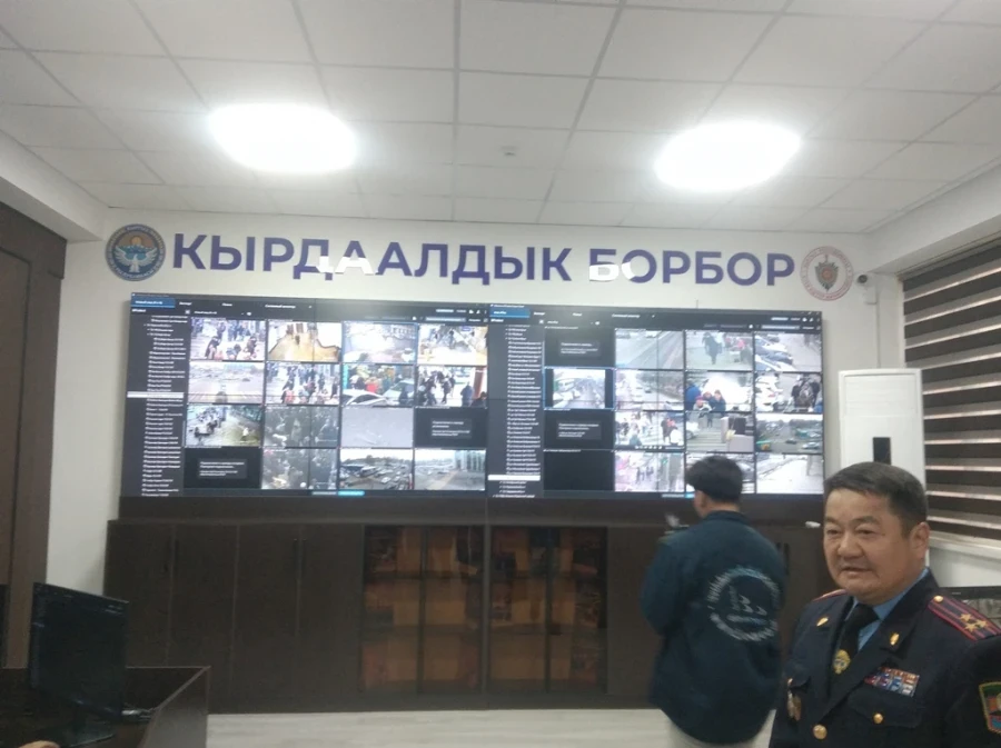 Камералар милиция кызматкерлерин да көзөмөлдөйт - ГУВД жаңы оперативдик борборду көрсөттү