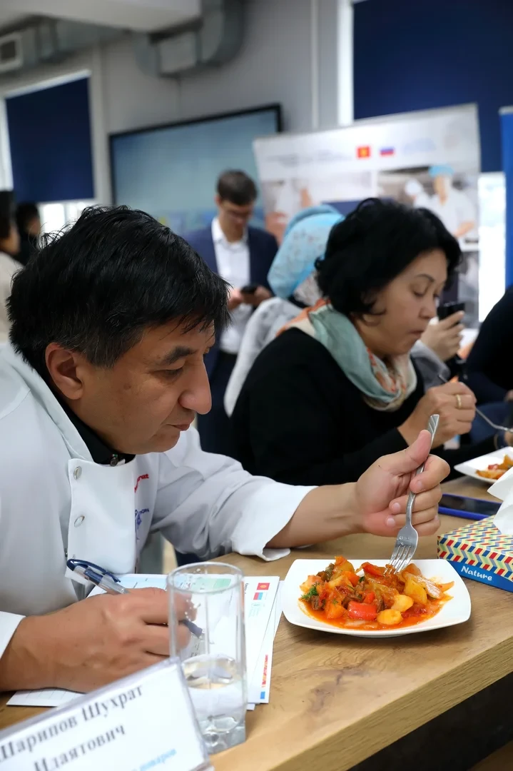 Кыргызстанда 2025-жылдын мыкты мектеп ашпозчусун аныктады