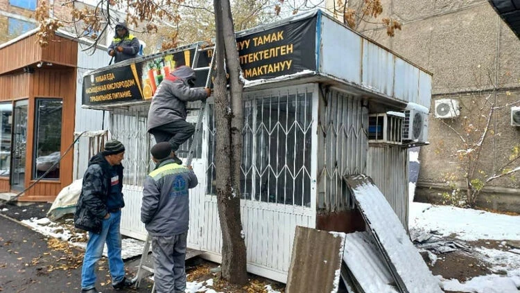 В Бишкеке снова прошел рейд против незаконной рекламы