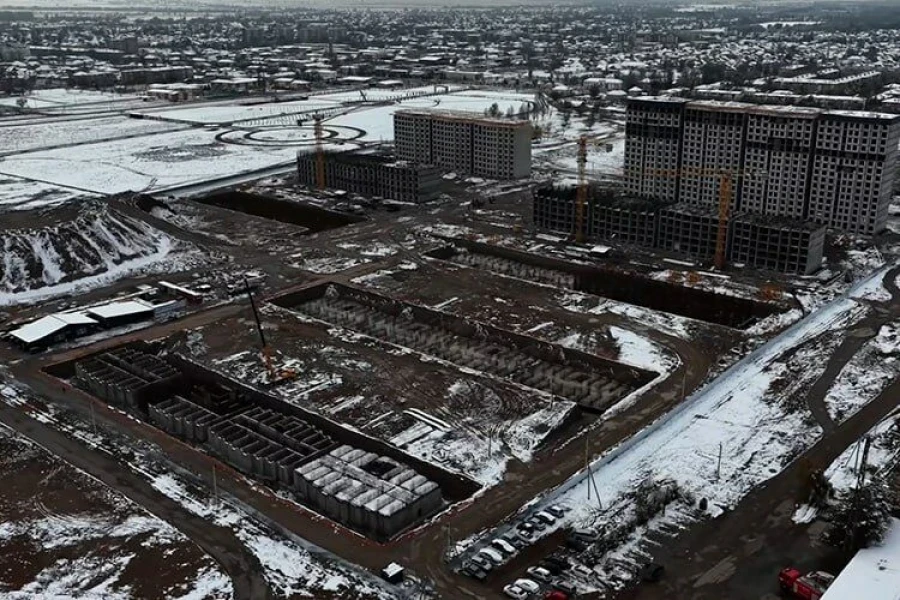 Каныбек Туманбаев Токмакта көп кабаттуу үйлөрдүн курулушун текшерди