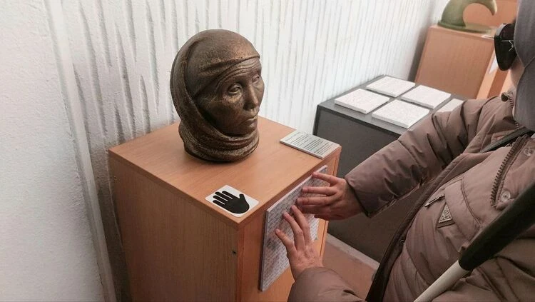 Touching Art. A Tactile Corner for the Visually Impaired Has Appeared in the Art Museum