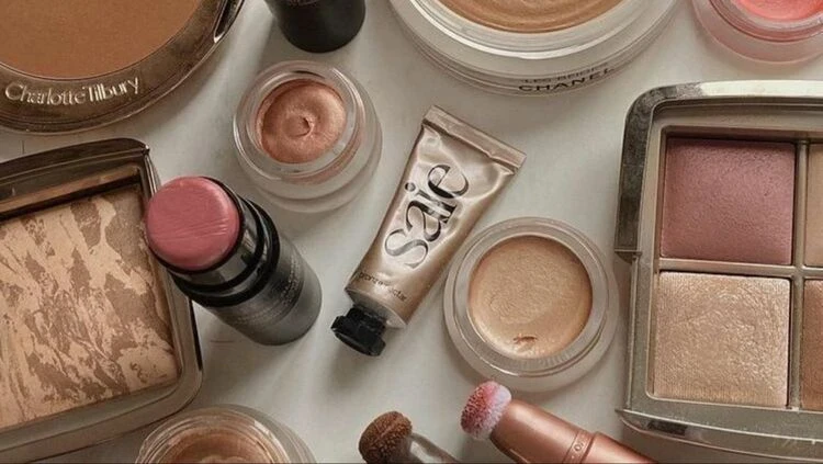 The Evolution of Makeup: How Trends Have Changed from the 60s to Today