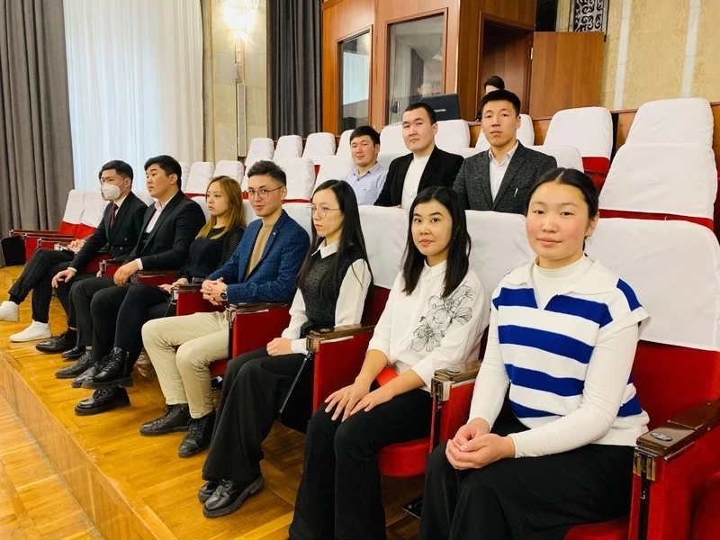 Мекениме кызмат кылгым келет жана тарыхта из калтыргым келет - студент менен интервью