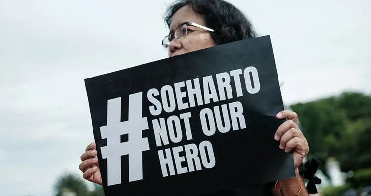 Присвоение звания героя бывшему лидеру Индонезии вызвало недовольство народа