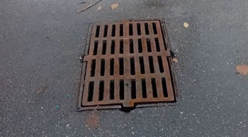 В Бишкеке восстанавливают ливнеприемные решетки