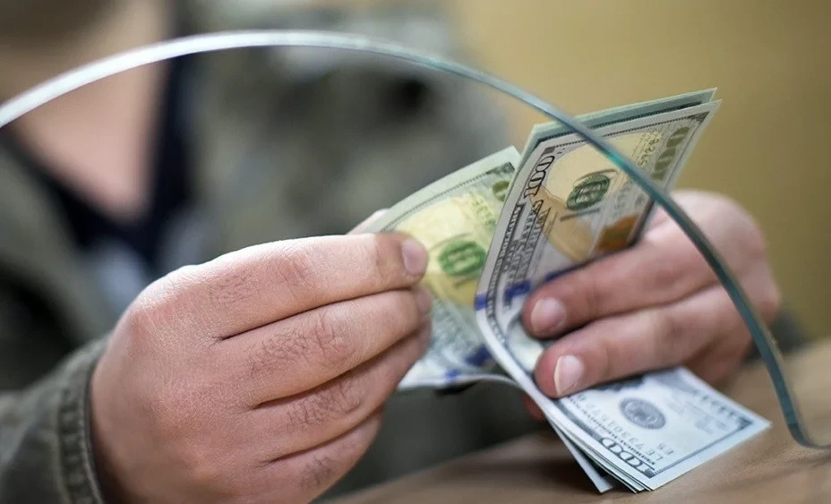 Нацбанк приостановил лицензии трех обменных бюро в Бишкеке