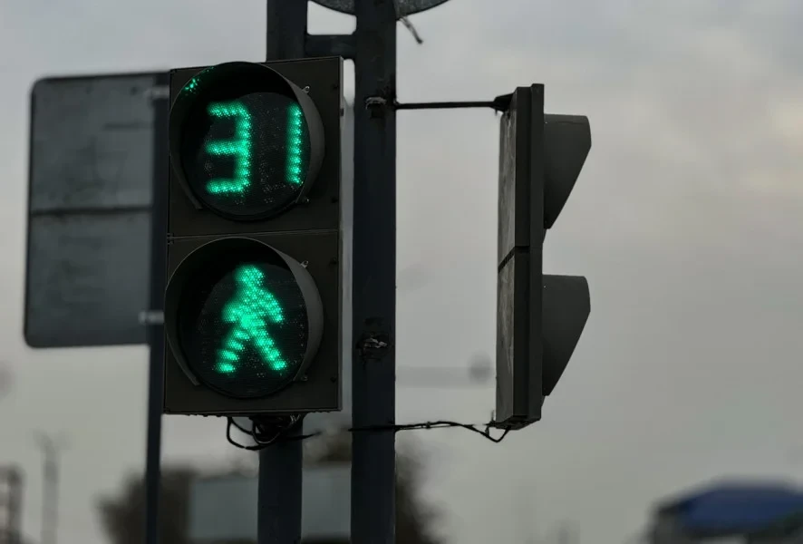 На оживленном перекрестке в Бишкеке заработали новые светофоры