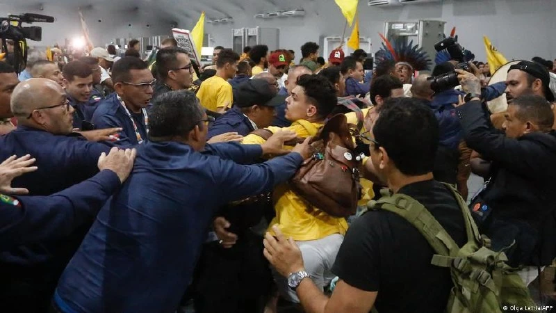 Против вырубки лесов. Индейцы ворвались на климатическую конференцию в Бразилии