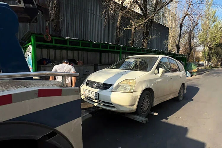 В Бишкеке за день эвакуировали 64 автомобиля, припаркованных с нарушениями