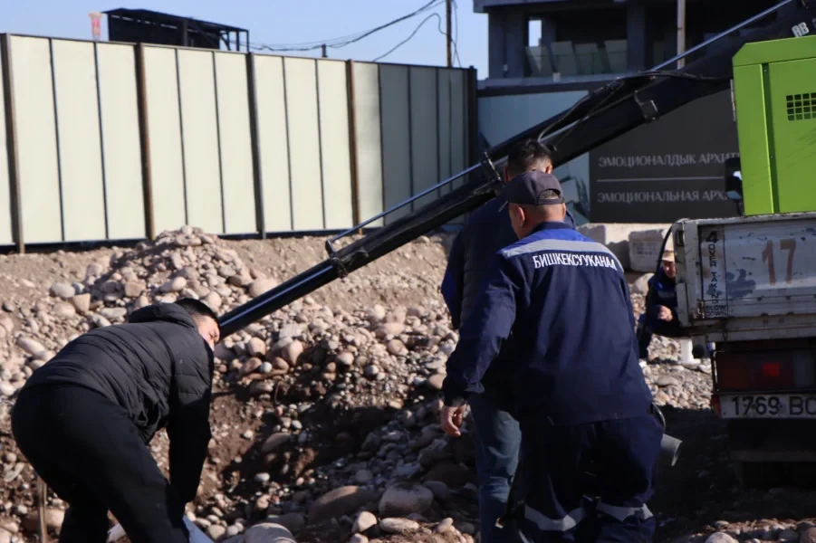 В Бишкеке продолжаются работы по устранению аварии на водоводе 5-го микрорайона