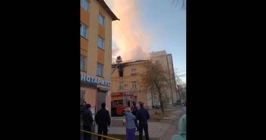 A high-rise building caught fire in Bishkek, people were jumping out of windows