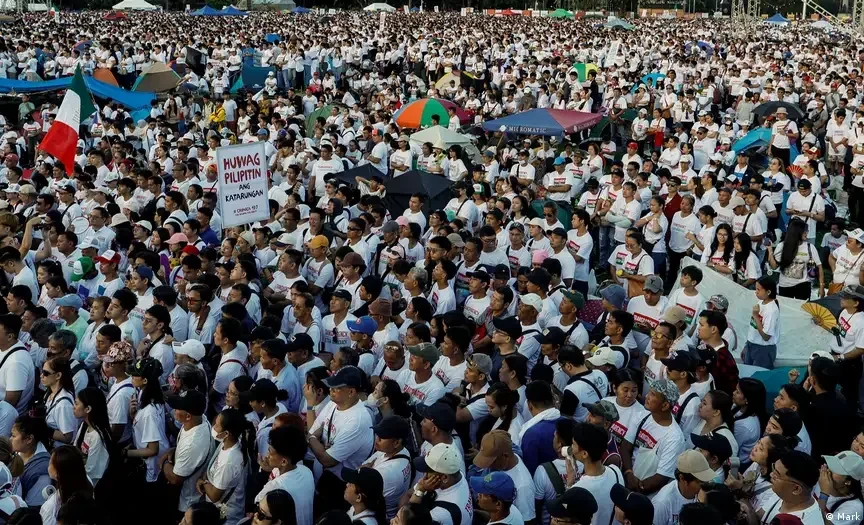 In the capital of the Philippines, hundreds of thousands protest against corruption