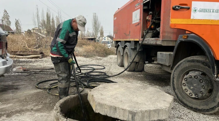 Residents of Bishkek are discharging domestic wastewater, clogging the collectors. Cleaning is being conducted.