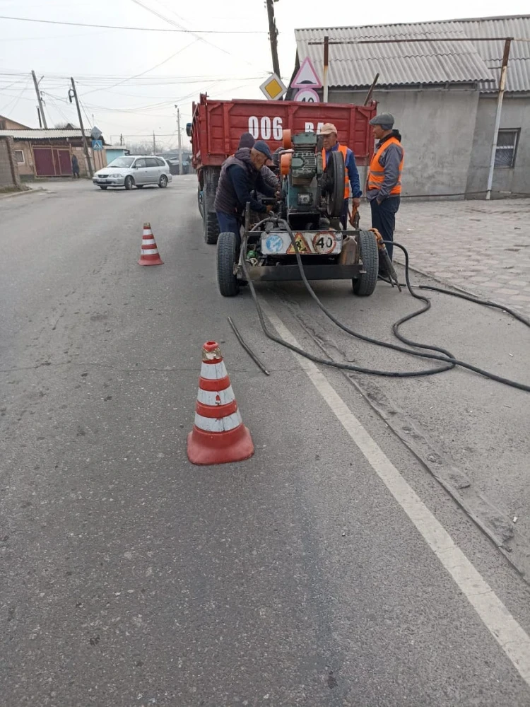 "The potholes and craters are such that it's impossible to pass through." Complaints about the road and the authorities' response