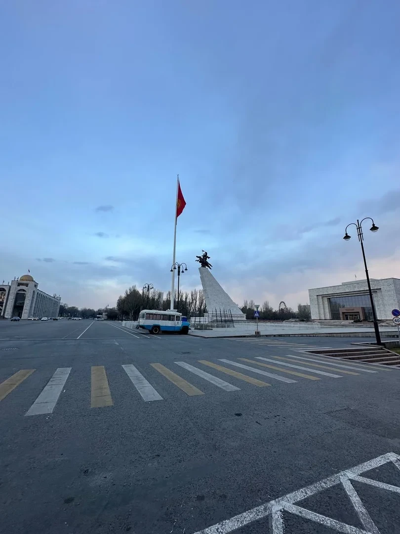 In Bishkek, the main New Year tree of the country has begun to be installed.