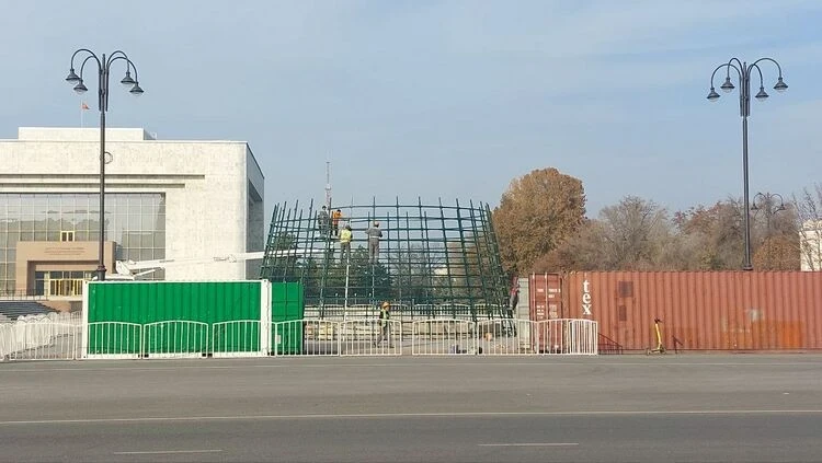 In Bishkek, the main New Year tree has begun to be installed