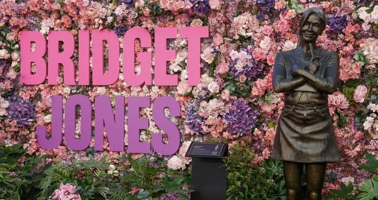 A bronze statue of Bridget Jones has been installed in central London.