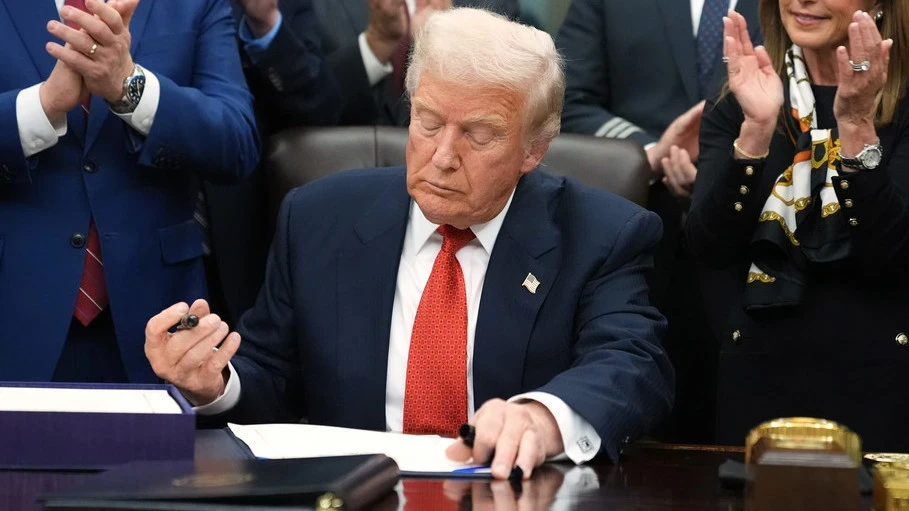 Трамп Эпштейн боюнча иш боюнча бардык материалдарды жарыялоо мыйзамына кол койду