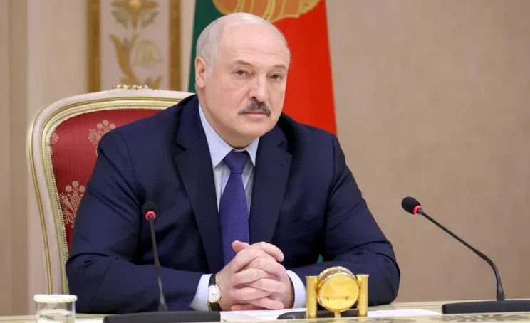 Лукашенко «дүйнөдөгү эң мыкты супер тракторду» түзүүнү тапшырды