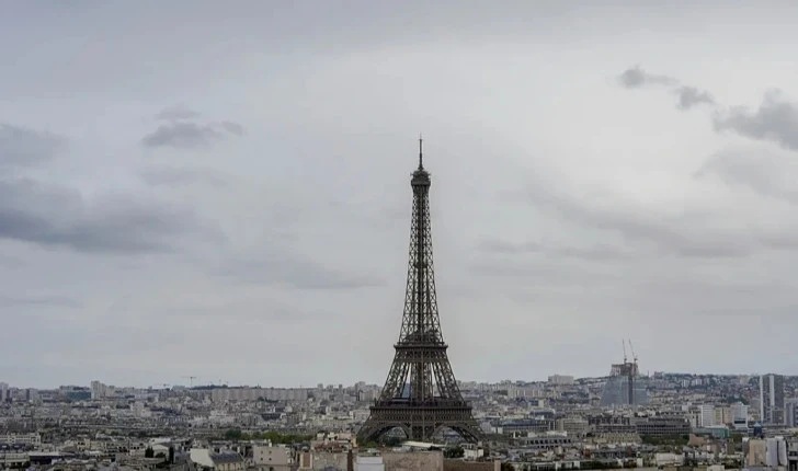 Due to a power outage in some areas of Paris, 55,000 homes are left without electricity.