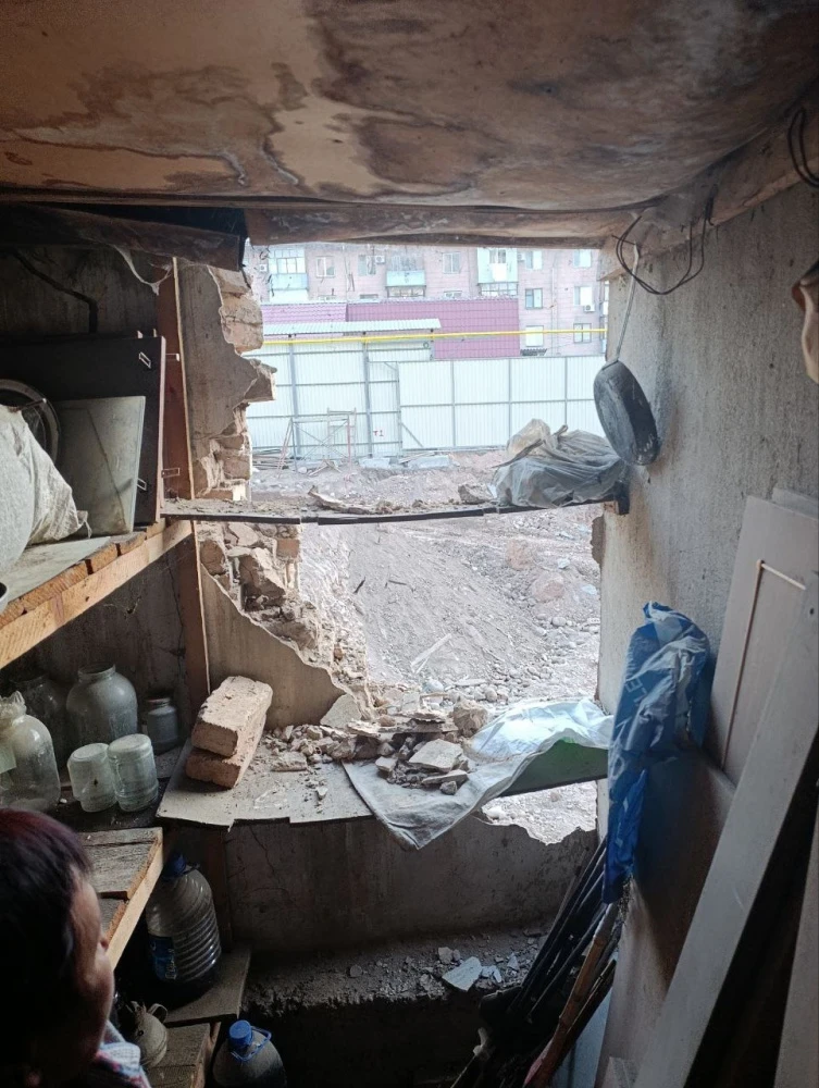 "Үйдүн дубалы кулады жана тосмо кулады". Этажка куруу учурунда газ түтүгүн бузушту