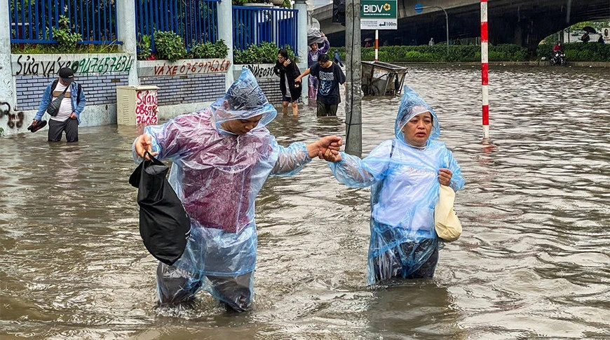 Vietnam continues to fight against flooding and landslides