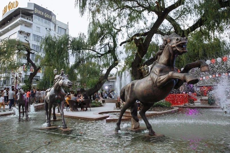 Бронзалык аттар менен сүйүктүү фонтан ЦУМдун жанына кайтарылат