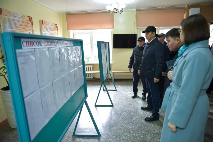 Айбек Джунушалиев Жогорку Кенешке болгон шайлоого шайлоо участкаларынын даярдыгын текшерди