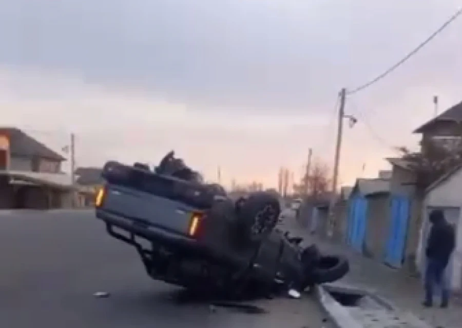 Джип перевернулся, другой автомобиль чуть не влетел в дом – ДТП в Сокулуке