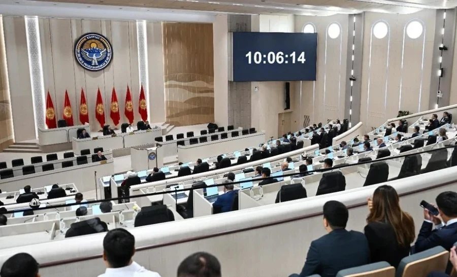 «Прозаседавшиеся» на кыргызском языке будет «Көп отурукташкан».