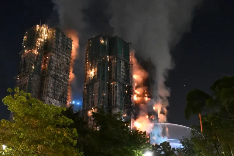 At least 13 people have died: over 700 firefighters are battling a fire in Hong Kong