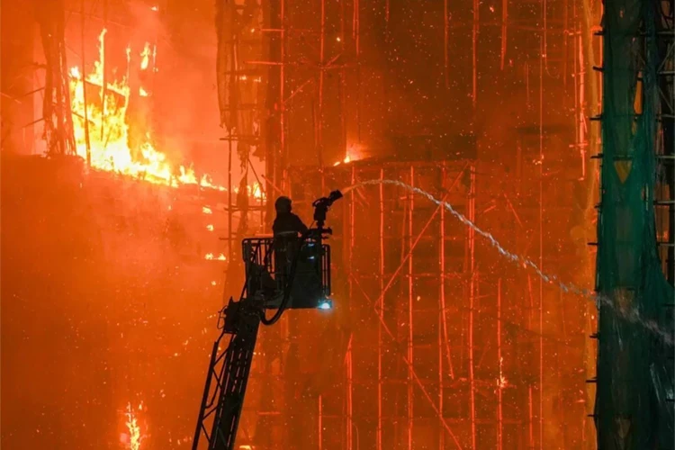 A massive fire broke out in a high-rise residential complex in Hong Kong: 36 dead