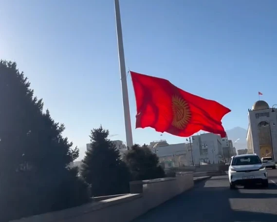 На площади Ала-Тоо несколько раз спускали гигантский флаг