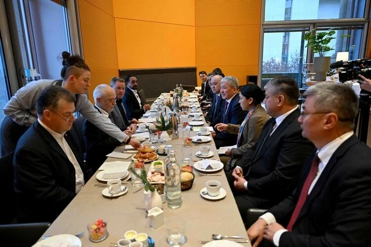 Глава кабмина позавтракал с депутатами Бундестага и поговорил о сотрудничестве