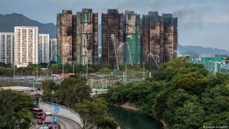 Масштабный пожар в Гонконге потушили, число жертв достигло 128