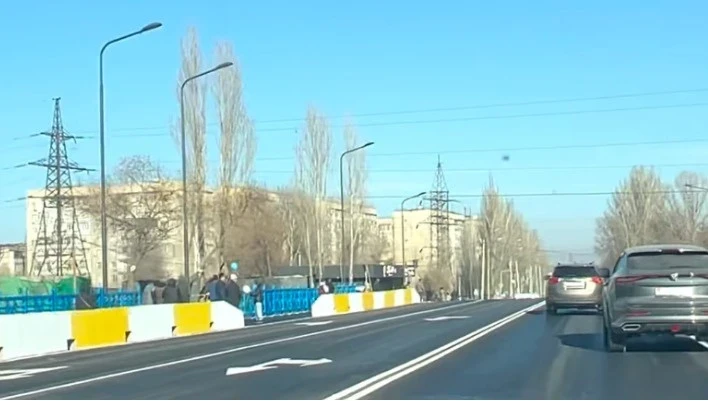 В Бишкеке открыли для проезда мост через реку Аламедин на ул. Ауэзова