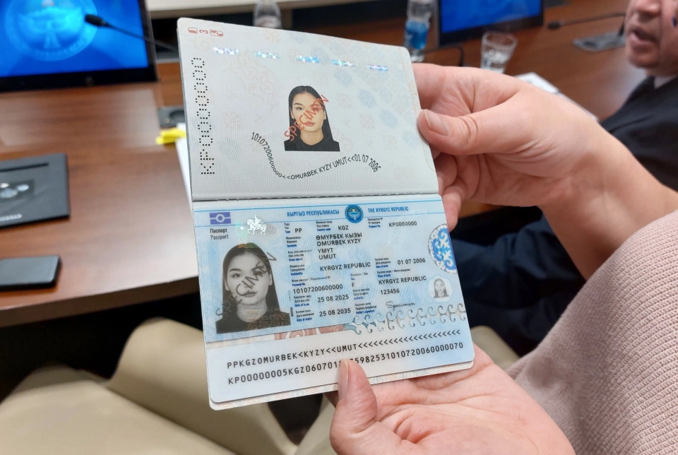 Паспорта Кыргызстана нового образца невозможно подделать — Сыргак Чокоев