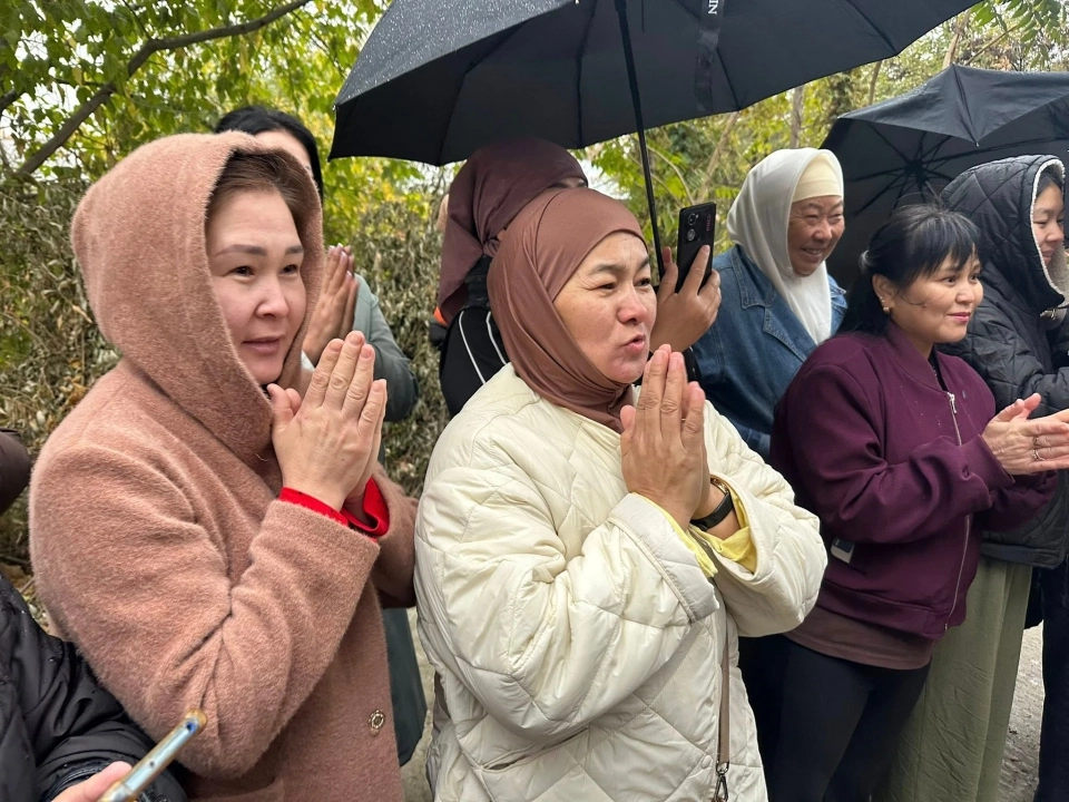 Мэр города Ош проверил дом «Эмаком»: жильцы жалуются на холод и отсутствие газа