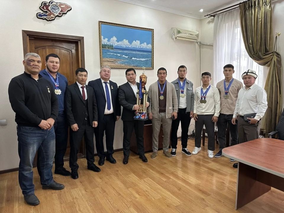 Госагенттигинин башчысы кыргыз курошу боюнча чемпиондорду куттуктады