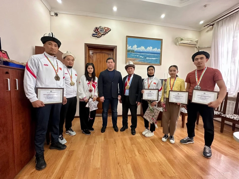 Казыбек Молдажиев дүйнө чемпиондугунун медалисттери менен жолугушту