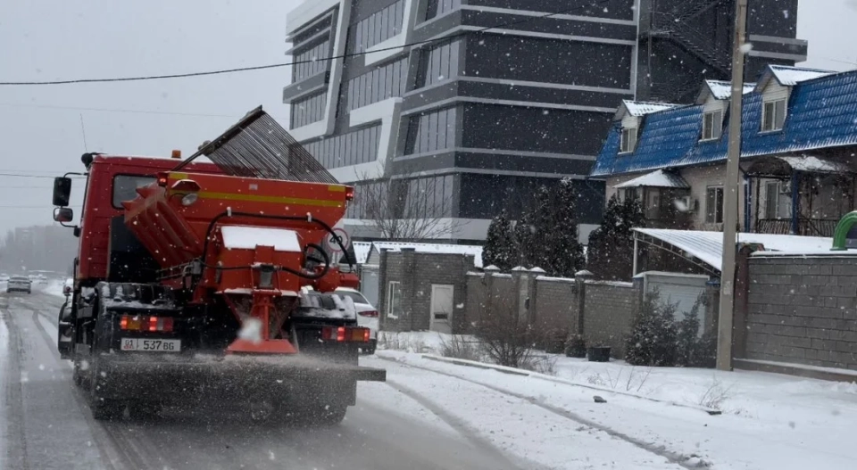 Мэрия Бишкека обеспечила круглосуточную очистку улиц после снегопада