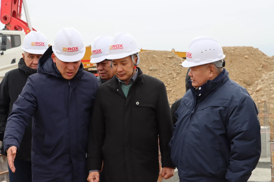 Энергетика министри Ысык-Көл облусундагы күн электр станциясынын курулушунун жүрүшүн текшерди