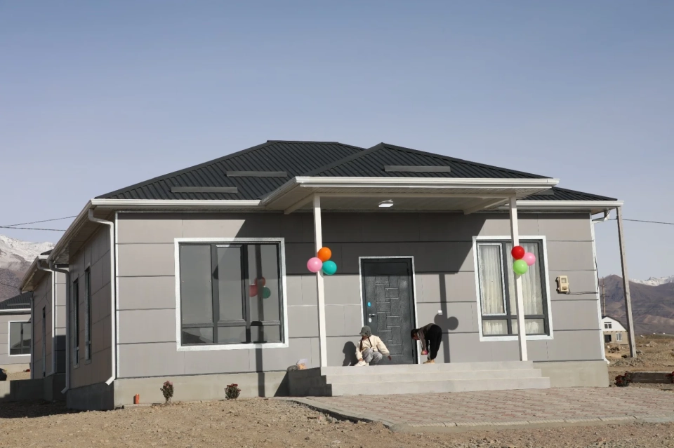 Kamchybek Tashiev handed over the keys to new houses to six families in Balakchy
