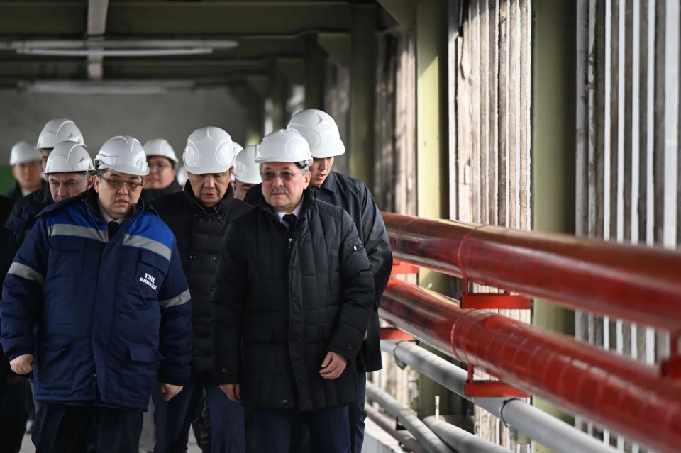 Адылбек Касымалиев Бишкектин ТЭЦинде жылуулук сезондун жүрүшү менен таанышып чыкты