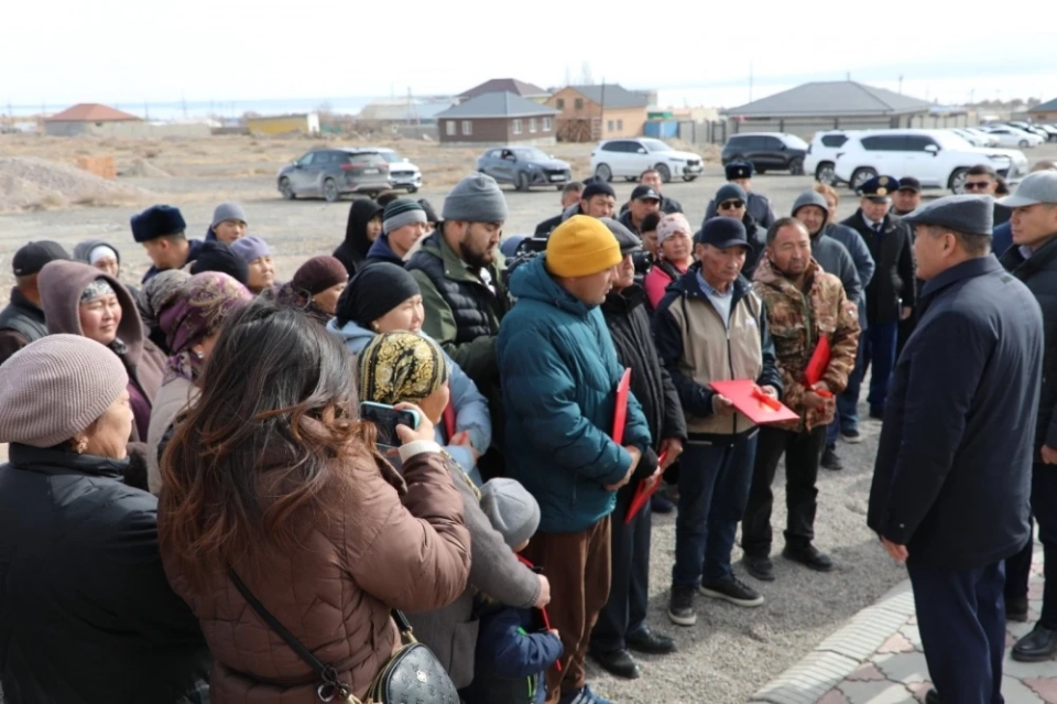 В Балыкчы Камчыбек Ташиев вручил ключи от новых домов шести семьям