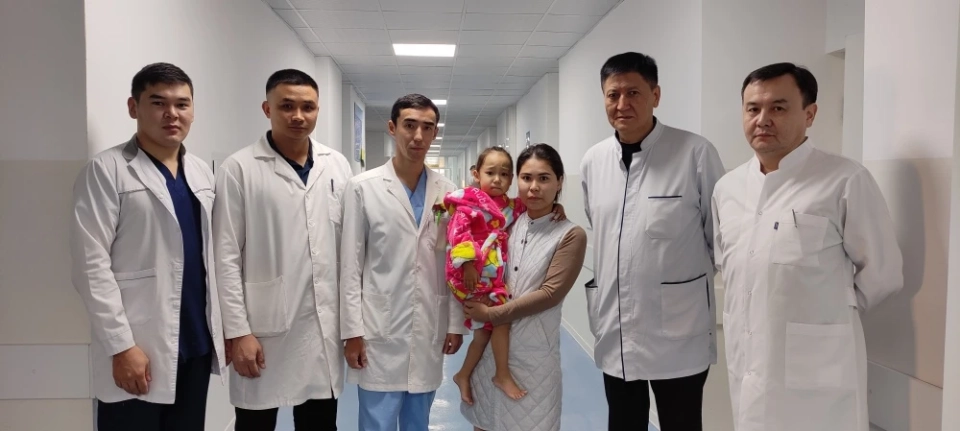 Бишкекские хирурги провели операцию девочке с редкой патологией